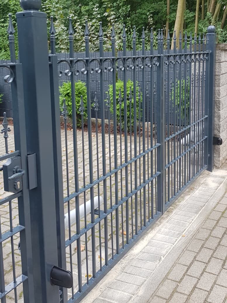 Brama metalowa łukowa – ozdobne bramy metalowe Metal Mata Zaune